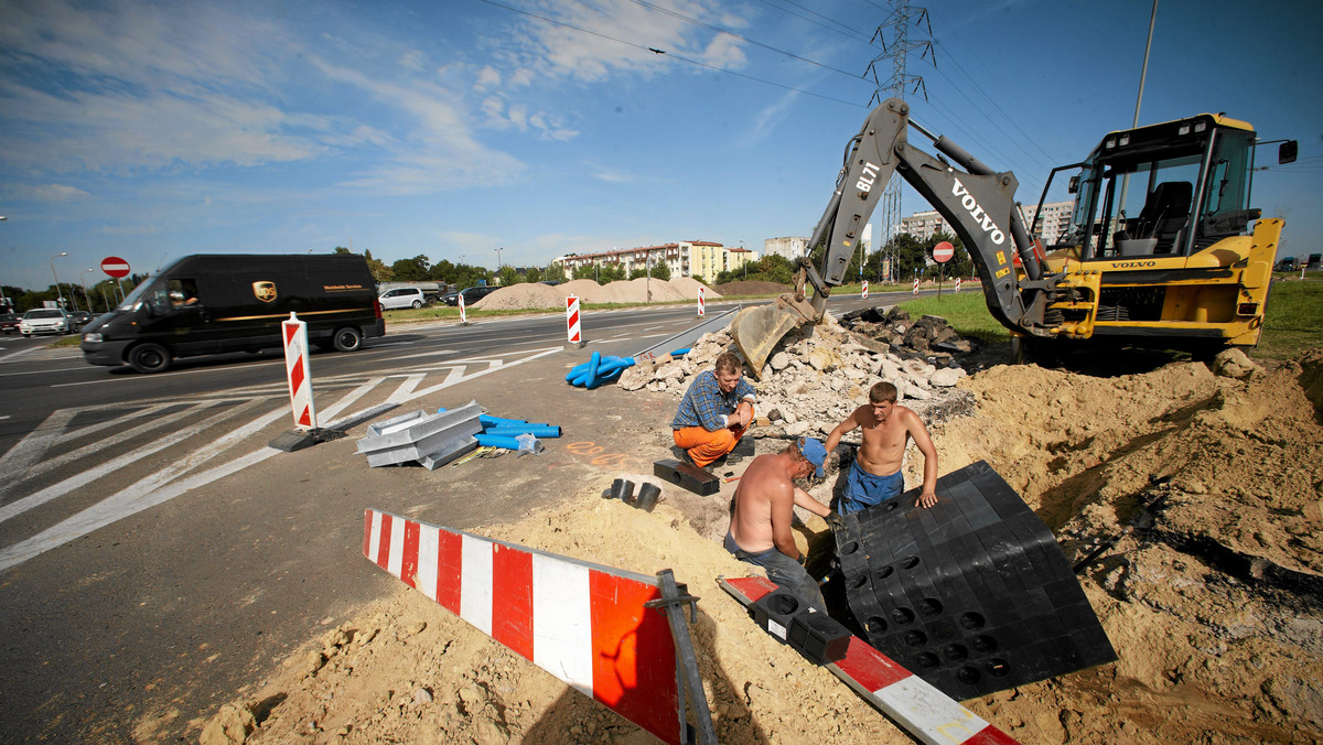 Z powodu remontu zamknięto ulicę Jędrzychowską. Kierowcy jadący w kierunku Kożuchowa muszą korzystać z objazdów. Remont, który pochłonie 23 mln zł, ma zakończyć się jeszcze w tym roku. - donosi Gazeta.pl