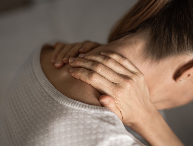 Bolovi u vratu pojačavaju se u menopauzi zbog pada nivoa hormona 