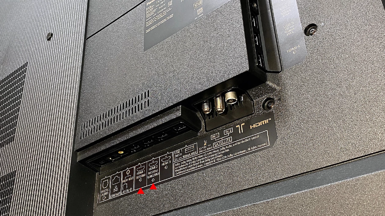 Obecne telewizory z ekranami 100-hercowymi zwykle mają też HDMI 2.1 dla 4K przy 120 Hz (czerwone strzałki na zdjęciu)