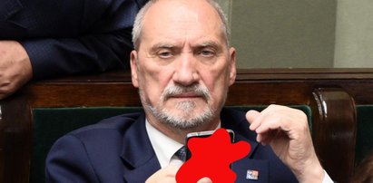 Co Macierewicz ma na telefonie? To zwrot w polityce?