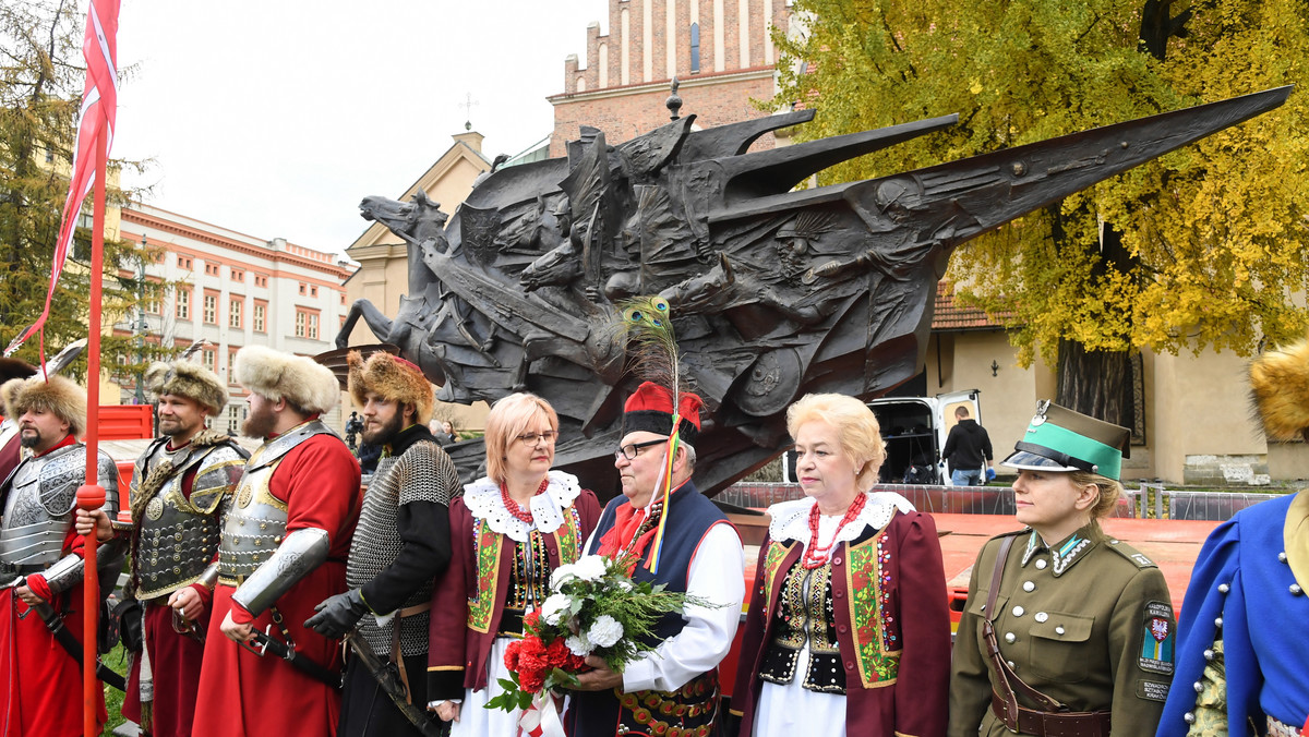 Kraków: pomnik króla Jana III Sobieskiego przed bazyliką oo. Franciszkanów