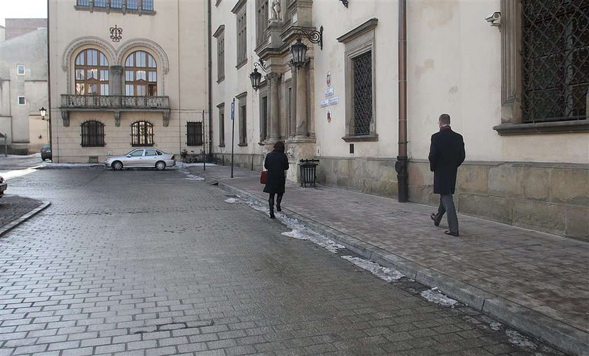 Odśnieżają tylko pod urzędem