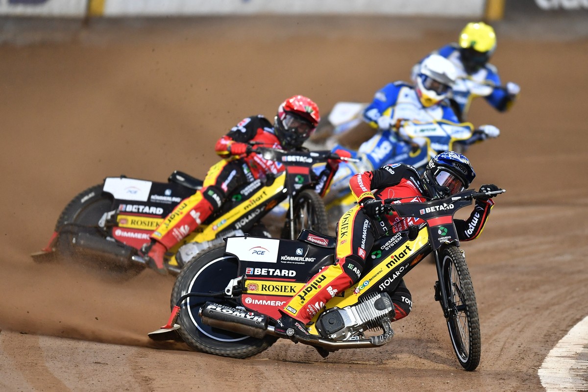 Zawodnicy Betard Sparty Wrocław Daniel Bewley (kask czerwony) i Tai Woffinden (niebieski) oraz Jack Holder (żółty) i Robert Lambert (biały) z For Nature Solutions Apatora Toruń podczas meczu 1. kolejki żużlowej Ekstraligi