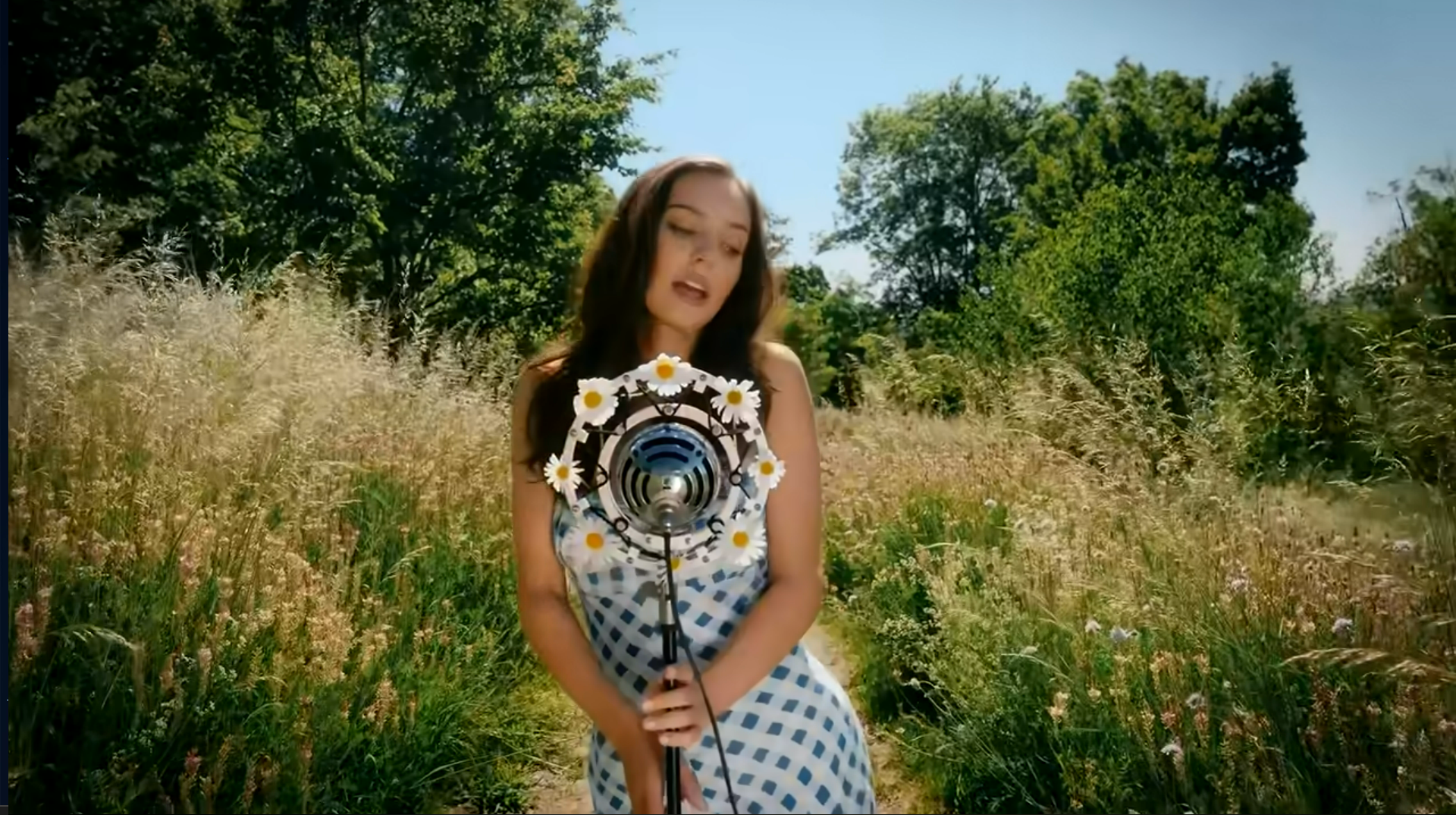 Charlotte Gott vo videoklipe k piesni I Could Be Mine.