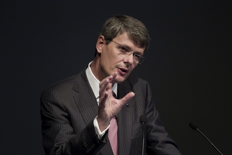 3. Thorsten Heins, Blackberry.
'Blackberry dostało trudne rozdanie, ale on wcale nie pomógł. Pierwsze co powiedział, to że nie są potrzebne żadne drastyczne zmiany. Jest oczywisty kryzys, a on mówi coś takiego? Bardzo nieskutecznie się komunikował. A potem nie umiał dobić targu.'