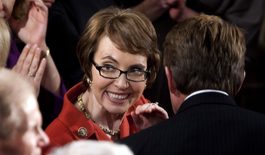 Gabrielle Giffords – amerykańska polityk z Partii Demokratycznej; w 2011 roku została postrzelona w głowę podczas spotkania z wyborcami w Tucson; działa na rzecz ograniczenia dostępu do broni w USA