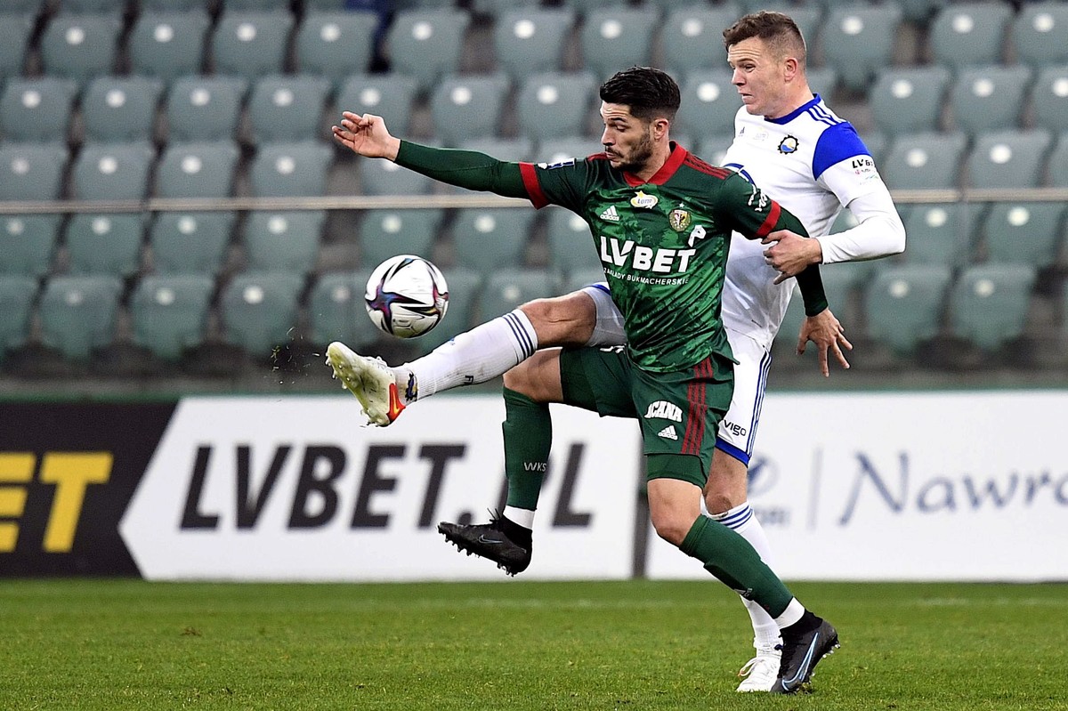 Piłkarz drużyny Śląsk Wrocław Caye Quintana (L) i Mateusz Matras (P) z zespołu PGE FKS Stal Mielec podczas meczu Ekstraklasy, na obiekcie "Stadion Wrocław"