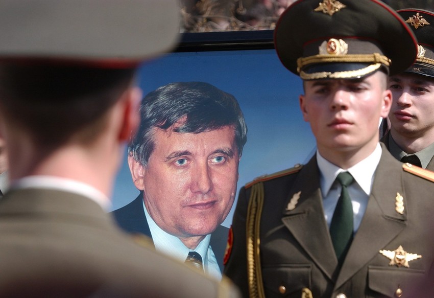 Slika Sergeja Jušenkova na sahrani u Moskvi 2003.