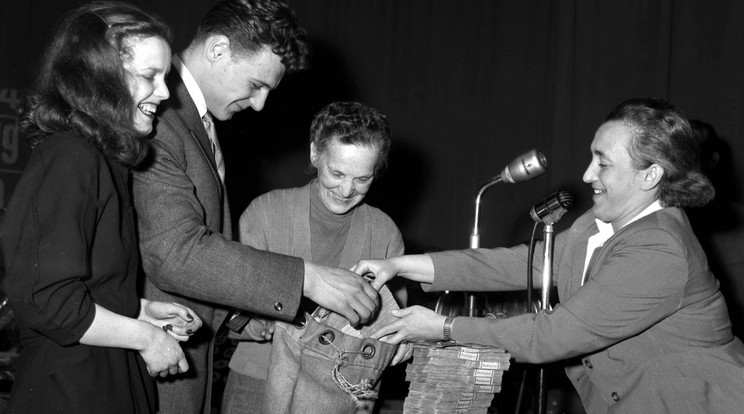 A hatodik játékhétig kellett várni a telitalálatra, amit özvegy Ring Sándorné (balról a harmadik) a MEDOSZ-székházban vett át lányával, Maricával és fiával, Mihállyal 1957. március 7-én / Fotó: MTI Vigovszki Ferenc