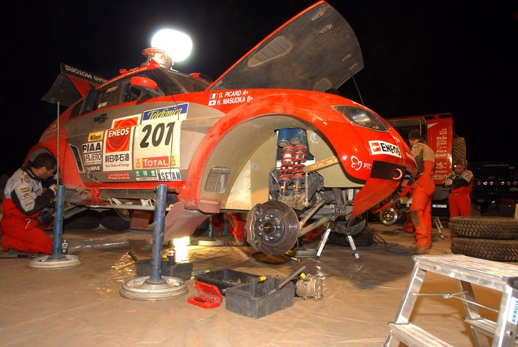 Zapleczem zespołu Repsol Mitsubishi Ralliart jest 8 SUV-ów i...