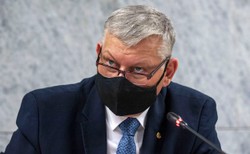 Zakażenia w kościołach? Suski: Zaraza roznosi się na strajkach, na których pluje się na siebie