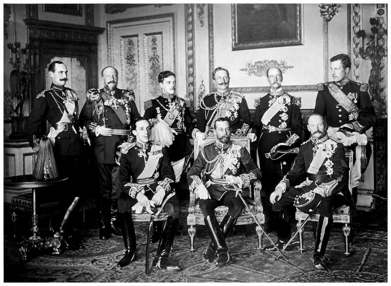 Dziewięciu królów, którzy brali udział w pogrzebie Edwarda VII. Od lewej stoją: król Haakon VII (Norwegia), car Ferdynand I Koburg (Bułgaria), król Manuel II Patriota (Portugalia), cesarz Wilhelm II Hohenzollern (Niemcy), król Jerzy I (Grecja), król Albert I Koburg (Belgia). Siedzą od lewej: król Alfons XIII (Hiszpania), król Jerzy V (Wielka Brytania), król Fryderyk VIII (Dania)
