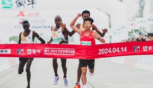 He Jie winning the Beijing Half Marathon. (Image source: Weibo)