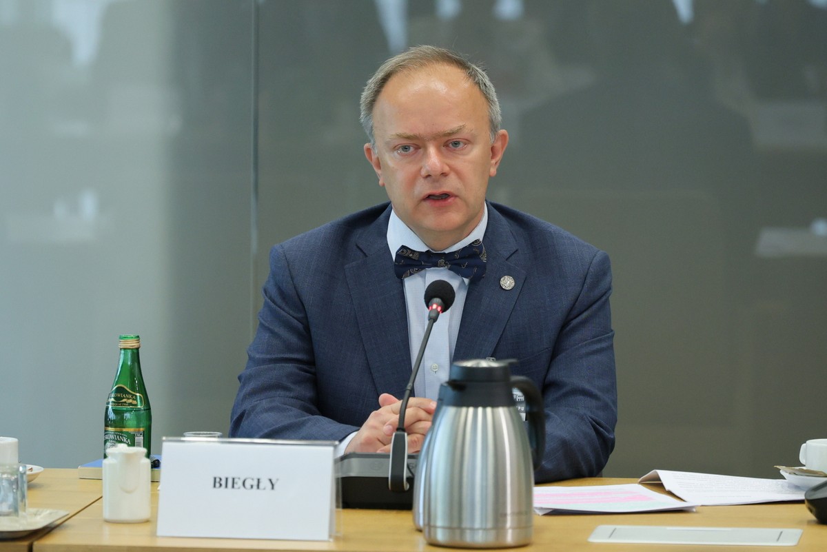 Biegły powołany przez komisję, prof. Piotr Uziębło na posiedzeniu sejmowej komisji śledczej do zbadania legalności, prawidłowości oraz celowości działań podjętych w celu przygotowania i przeprowadzenia wyborów Prezydenta Rzeczypospolitej Polskiej w 2020 r