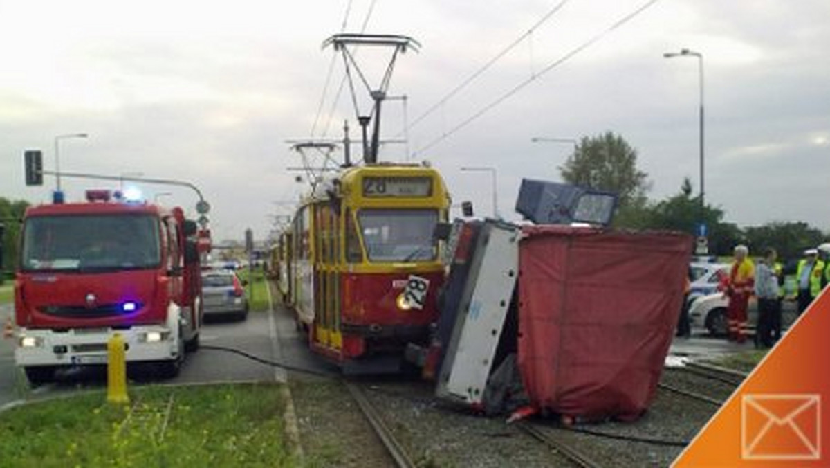 U zbiegu ulic  Powstańców Śląskich i gen. Maczka w Warszawie tramwaj zderzył się z samochodem dostawczym. W wypadku dwie osoby zostały ranne - podała TVN Warszawa.