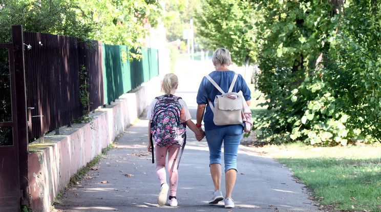 Szombaton is nehéz lesz az iskolatáska, négy órát besuvasztanak a hétvége első napjának délelőttjére Győrszentivánon / Fotó: Pozsonyi Zita