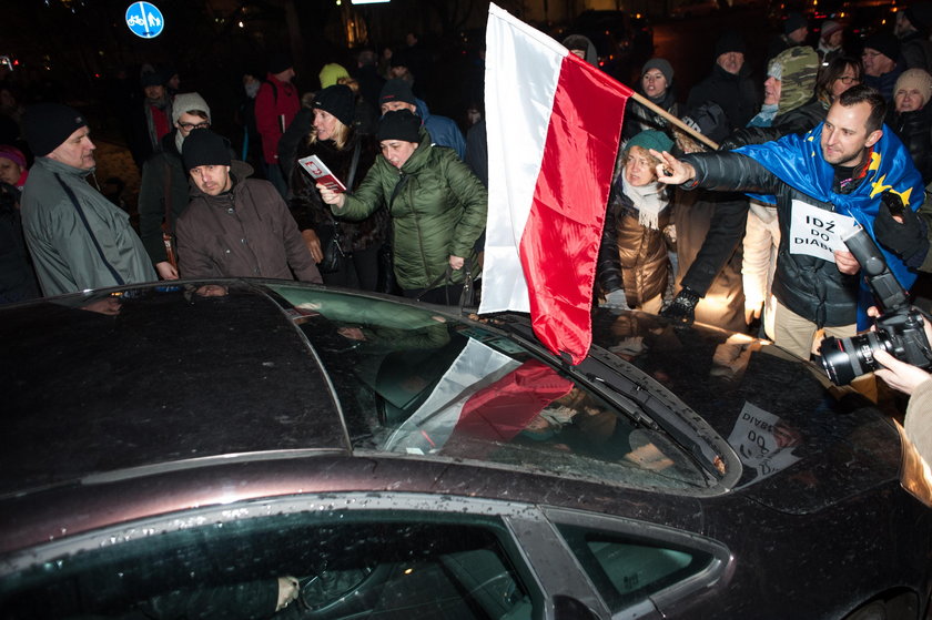 Policja żąda kar dla protestujących podczas przejazdu Kaczyńskiego na Wawel