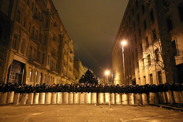 Ukraina , Kijow . Milicja i demonstrancje na ulicy Bankowej