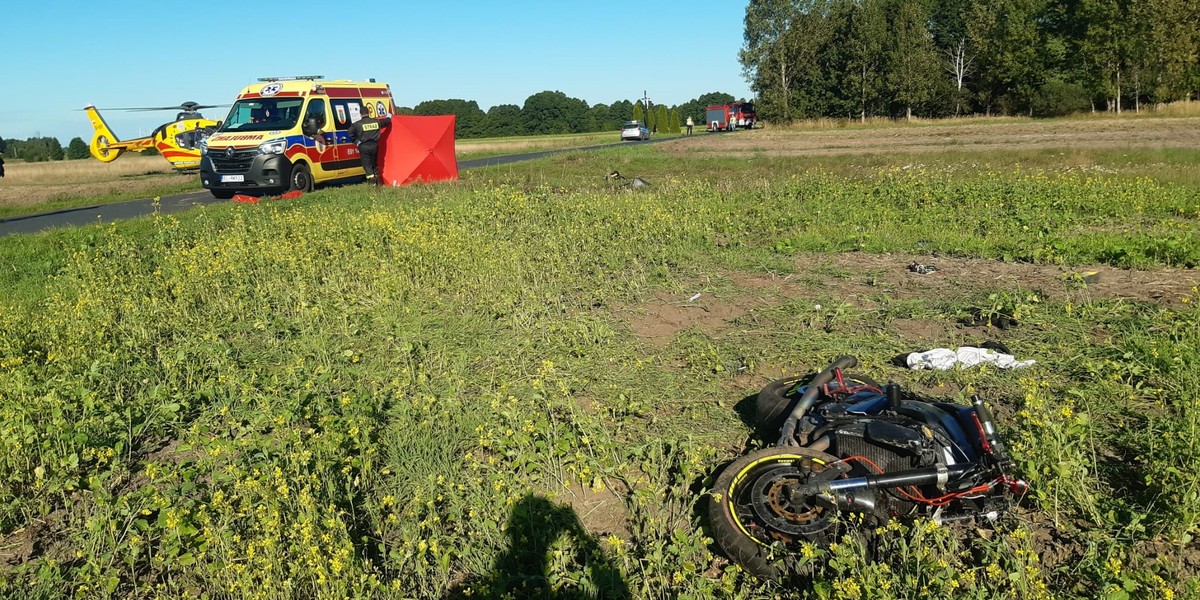 Motocyklista zginął na prostej drodze pod Sieradzem. Motor w polu.