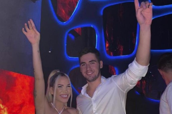 OVO JE NIKOLIJIN POLUBRAT, NIJE U SRBIJI! Pevačica nazdravlja sa njim, on je grli: DOSTA JE MLAĐI OD NJE, mnogo se vole (FOTO)