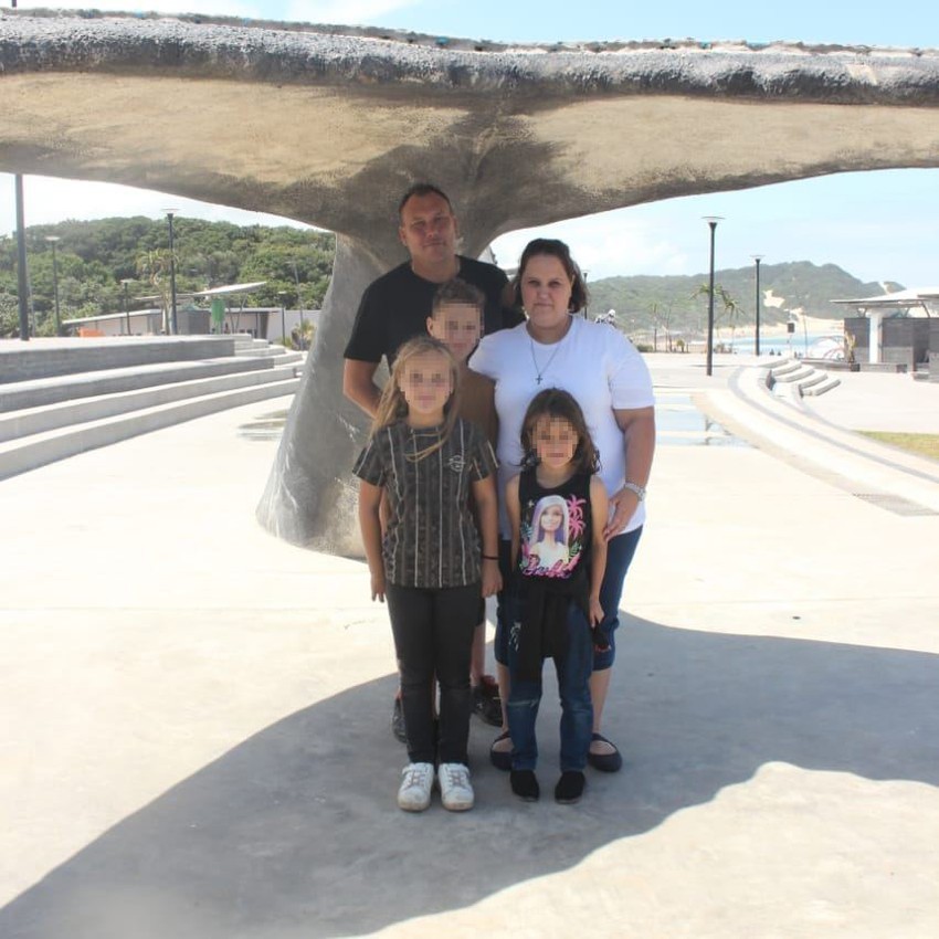 Entoni sa suprugom i decom