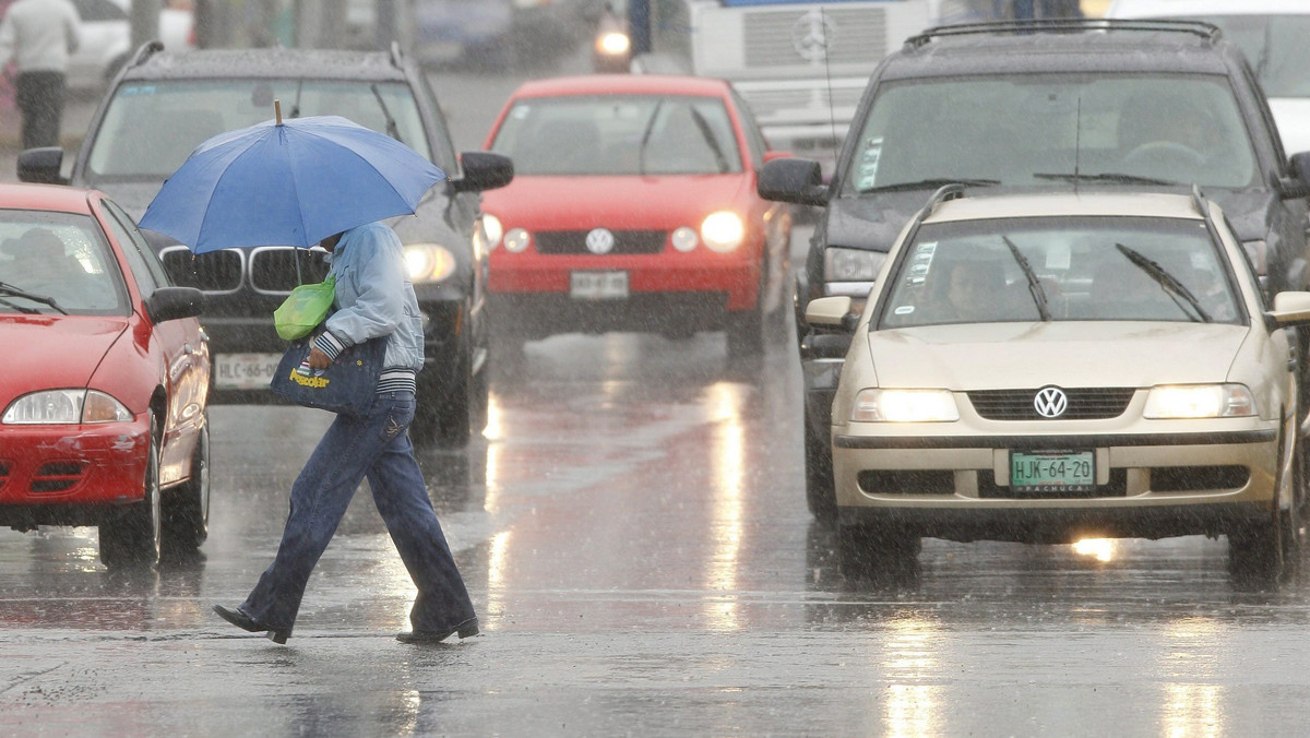 Po zimnym i mokrym weekendzie, podczas którego strażacy musieli interweniować aż 856 razy pogoda nadal się nie poprawia. Jak informują meteorolodzy pogodę w Polsce w najbliższym czasie będą kształtowały niże, które obok zimnego powietrza przyniosą także opady deszczu oraz burze, które jutro mogą stać się bardzo intensywne. W związku ze złymi warunkami na drogach policja apeluje o ostrożność.