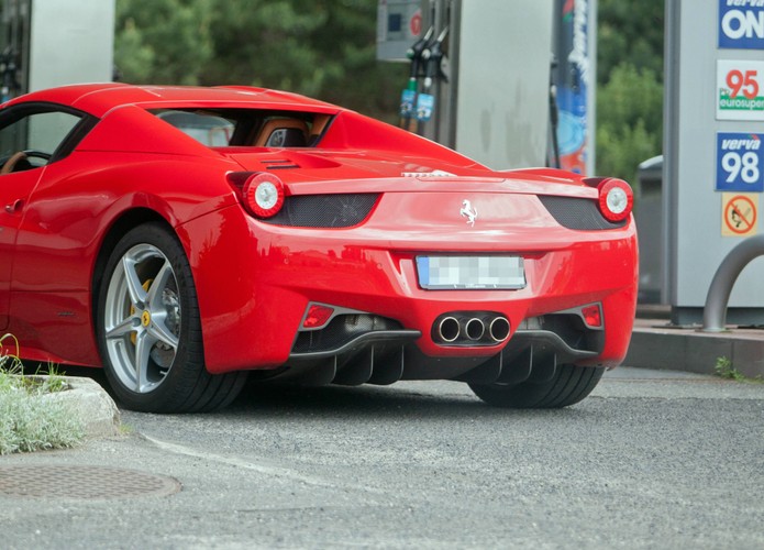 Ferrari 458 Italia którym na stację paliw przyjechał Jakub Błaszczykowski