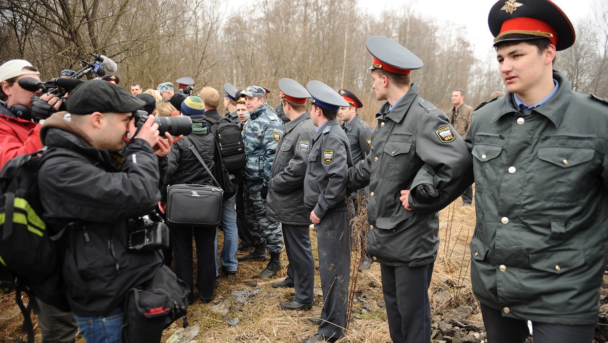 Polscy dziennikarze, zatrzymani w Smoleńsku przez żołnierzy rosyjskich pod zarzutem wejścia na teren wojskowy, zostali po siedmiu godzinach zwolnieni - podała TVN 24.