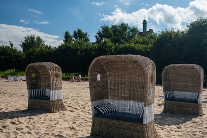 Wiklinowe kosze znów na plaży w Sopocie. Tyle kosztuje ich wynajem