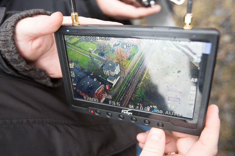 Z danych GUS wynika, że PKP Cargo ma w Polsce ponad 72 proc. udziałów w rynku transportów węgla i 51 proc. w przewozach metali, rudy i złomu.  W porównaniu z 2013 r. łączna wartość skradzionego złomu spadła w ub. roku w PKP Cargo o ponad 40 proc., węgla o jedną trzecią, a towarów wysoko przetworzonych o jedną czwartą. <br>

Bo na celowniku złodziei są też transporty ze złomem i kontenery, w których przewożone są wysoko przetworzone towary. Do dzisiaj nie wiadomo, gdzie w drodze do trójmiejskich portów dochodzi do ataków (przewoźnik ma nadzieję, że dronem rozwikłanie tej zagadki to już kwestia czasu). <br>
Na zdj. Transmisja obrazu on-line