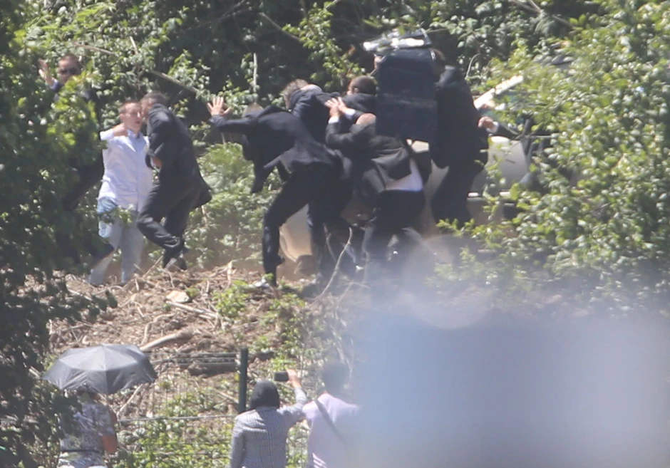 Opšti metež koji je nastupio u trenutku napada: Vučića evakuišu iz Potočara