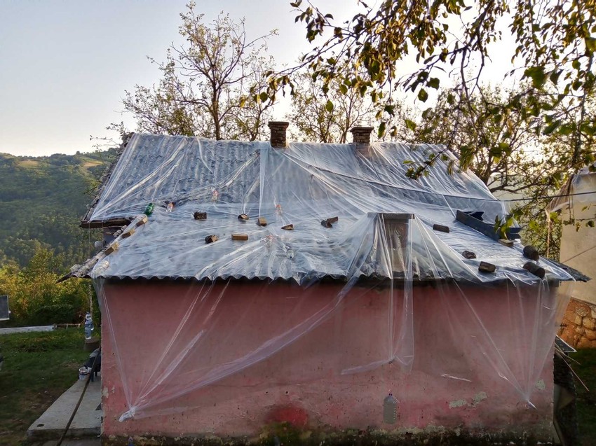 Kuća Slavenka Šmakića pokrivena najlonom