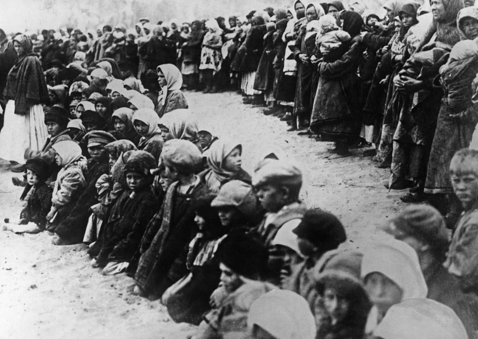 Gladni ljudi čekaju da im podele hleb