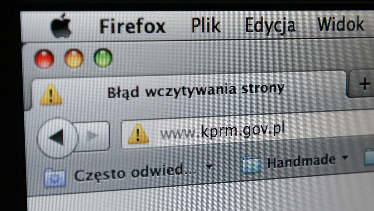 Kolejne polskie rządowe serwisy internetowe borykają się z problemami. Niedostępne są m.in. strony ministerstwa obrony narodowej oraz Agencji Bezpieczeństwa Narodowego. Wciąż nie wyświetlają się również strony Kancelarii Prezesa Rady Ministrów i Sejmu. Do ataku na stronę MON przyznali się hakerzy z grupy Annonymous. Zamieścili oni na Twitterze dobrze już znany komunikat "Tango down" (nieprzyjaciel unicestwiony). Ofiarą ataku hakerów padła najprawdopodobniej również strona rzecznika rządu Pawła Grasia.