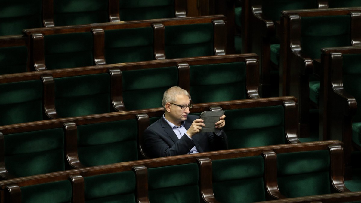 Słowa posła PiS Stanisława Pięty nt. WOŚP wywołały falę komentarzy. Rzecznik Prasowy WOŚP Krzysztof Dobies zaapelował, aby dać im robić swoje. Z kolei wiceszef MSWiA Jarosław Zieliński stwierdził, że "nie ma zakazu, aby służby mundurowe uczestniczyły w przyszłorocznym finale WOŚP".