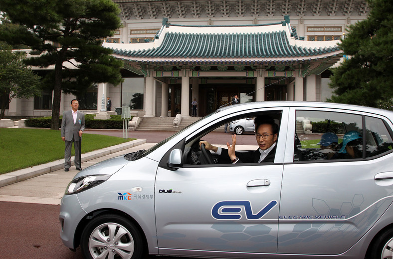 Prezydent Korei Płd. Lee Myung-Bak testuje elektryczny samochód BlueOn koncernu Hyundai Motor Co podczas prezentacji, która odbyła się 9 września w Seulu.