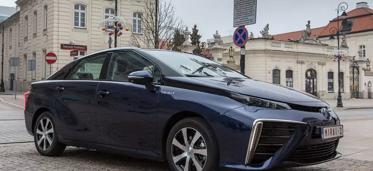 Nagrody What Car? dla Toyoty Mirai i Avensisa