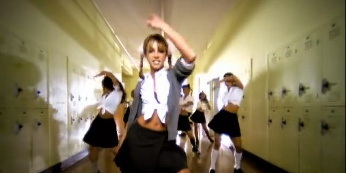 Britney Spears na planie teledysku "...Baby One More Time"