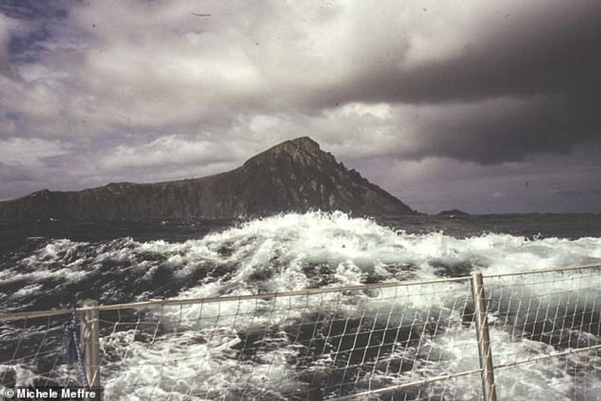 Na povratku u Australiju iz Francuske iznenadilo ih je nevreme, u kome umalo nisu nastradali