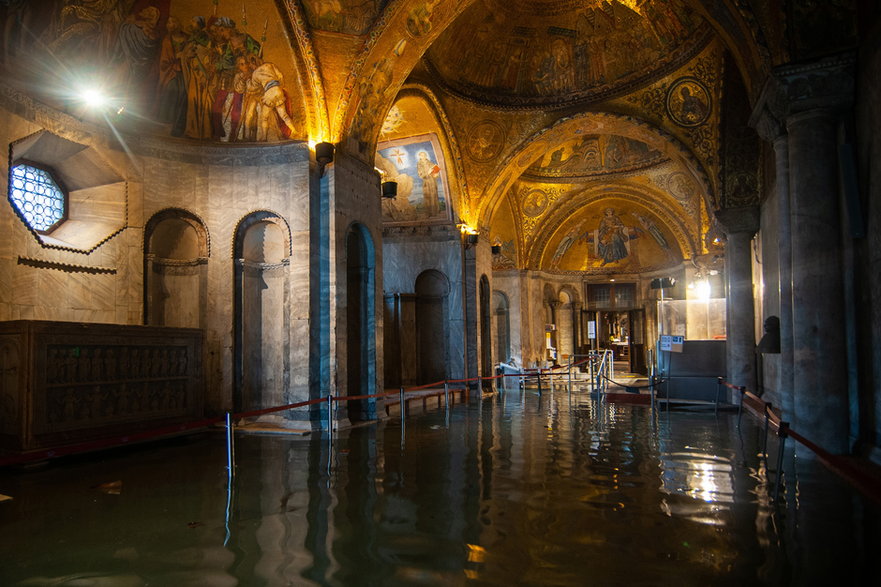 Bazylika św. Marka w Wenecji zalana wodą