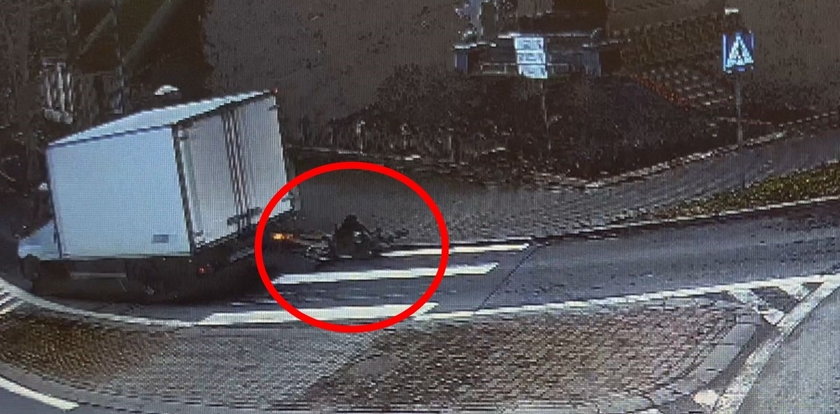 17-latka wjechała rowerem na pasy, prosto w dostawczaka. Policjanci pokazali straszne nagranie