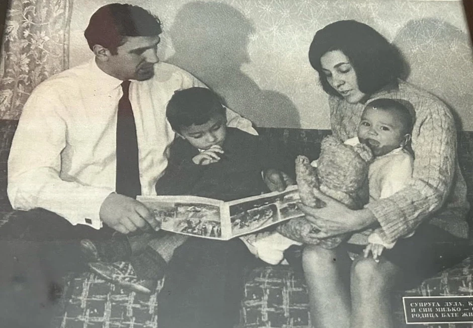 Bata Živojinović sa porodicom