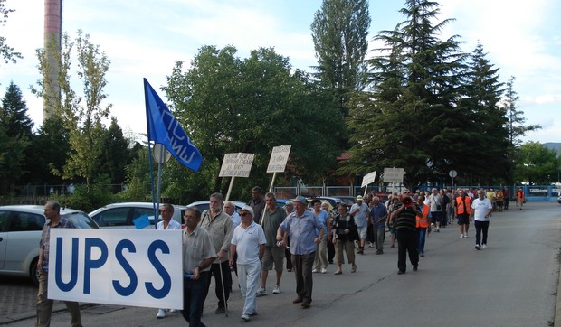 NIŠ- Gradjani okupljeni oko UPSS u protestnoj setnji ybog grejanja foto Branko Janackovic