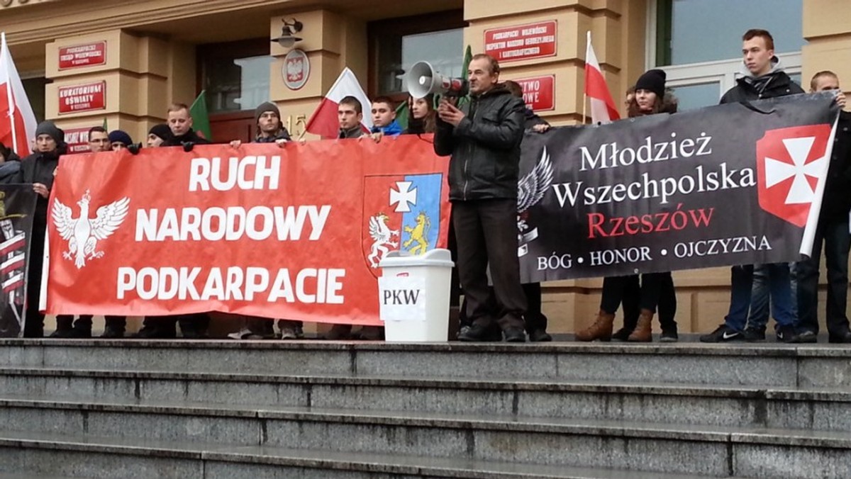 Przedstawiciele środowisk narodowych z Podkarpacia protestowali przed Urzędem Wojewódzkim przeciw - jak mówili - manipulacjom w wyborach. W pikiecie brało udział ok. 100 osób - informuje "Radio Rzeszów".