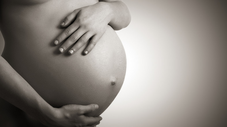 "Rzeczpospolita". Ministerstwo nie bada ilości ciąż po zniesieniu finansowania in vitro
