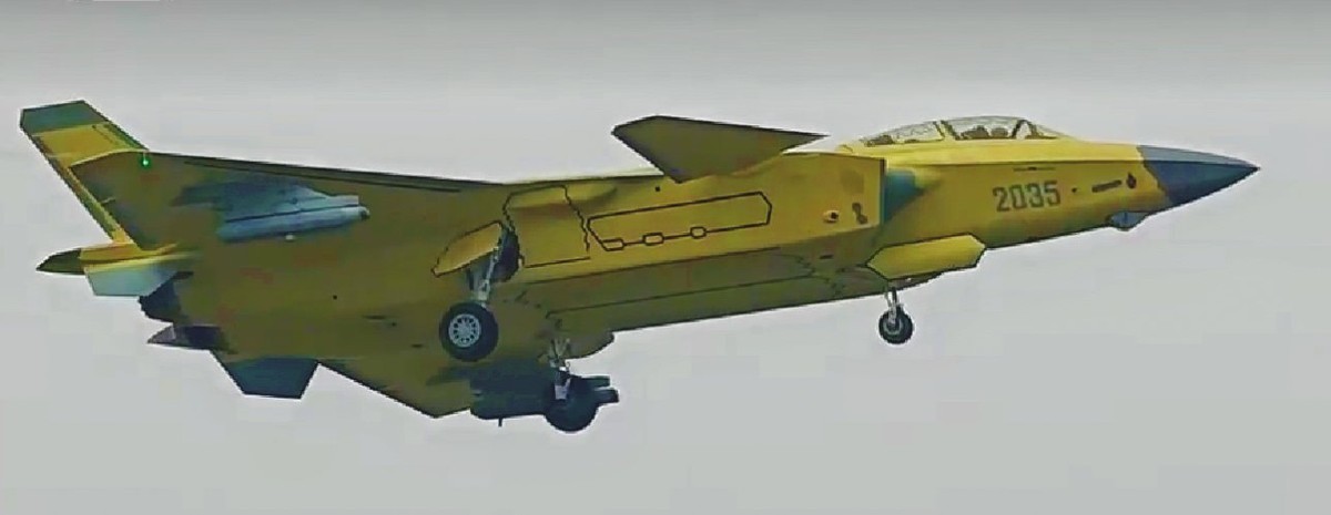 Prototypowy samolot J-20S, który towarzyszył nowej chińskiej konstrukcji.
