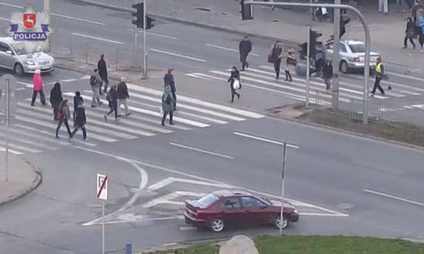 Samochodem staranował ludzi na przejściu w Lublinie. Drastyczne wideo z monitoringu