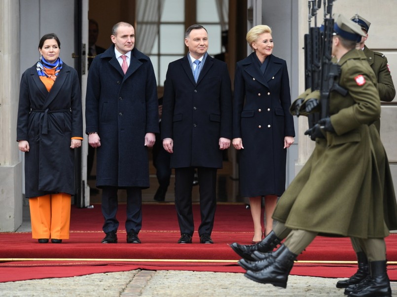 ... obie panie - Eliza Reid Agata Kornhauser-Duda - lubią czarne płaszcze. Pierwsza dama Islandii połączyła go jednak z pomarańczowym spodnium, a małżonka prezydenta Dudy z...