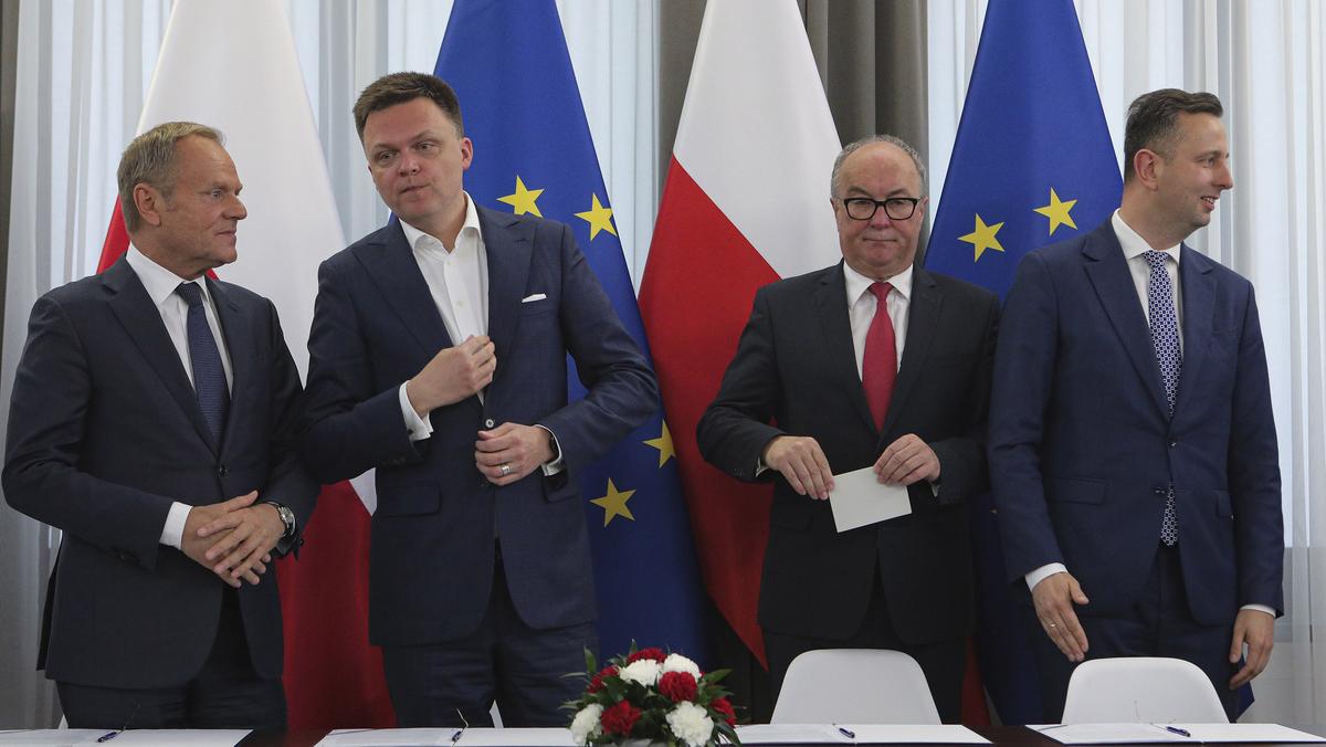 Podpisanie deklaracji samorządowej przez liderów opozycji. Od lewej stoją: Donald Tusk, Szymon Hołownia, Włodzimierz Czarzasty i Władysław Kosiniak-Kamysz, Warszawa, maj 2022 r.
