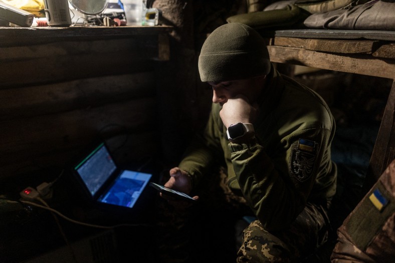 Operator de drone ucrainean pe front, februarie 2024.